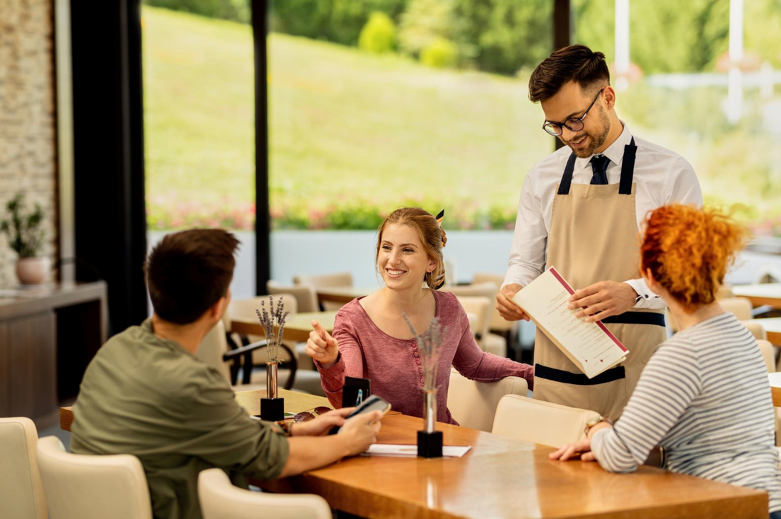 Kellner_Familie essen gehen_Stixerhof