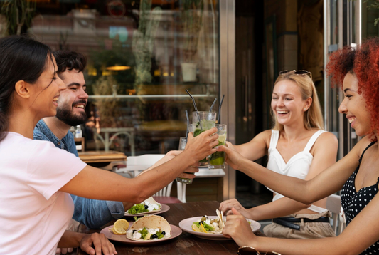 Leute essen gemeinsam_Stixerhof